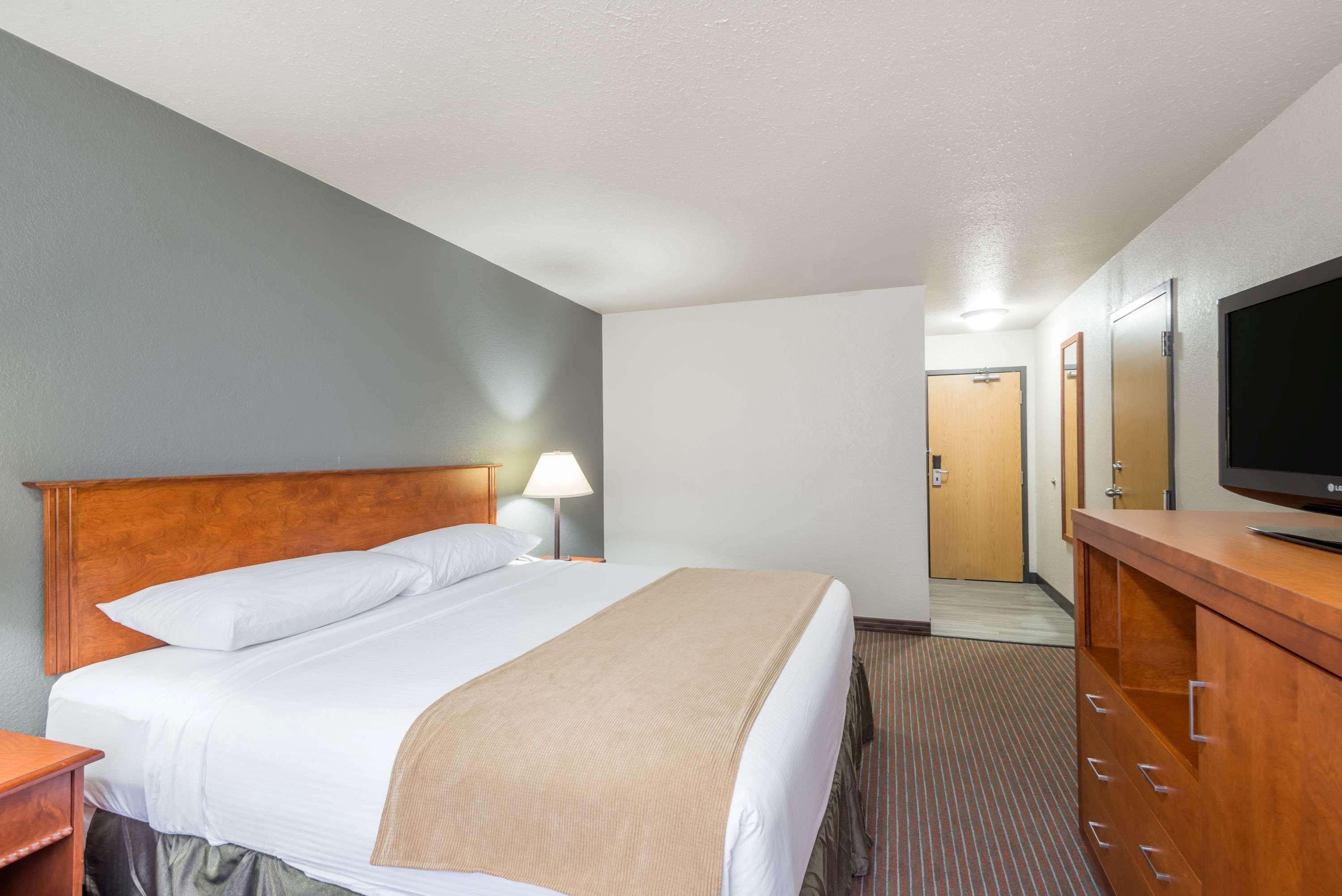 Super 8 By Wyndham Grande Prairie Hotel Exterior photo