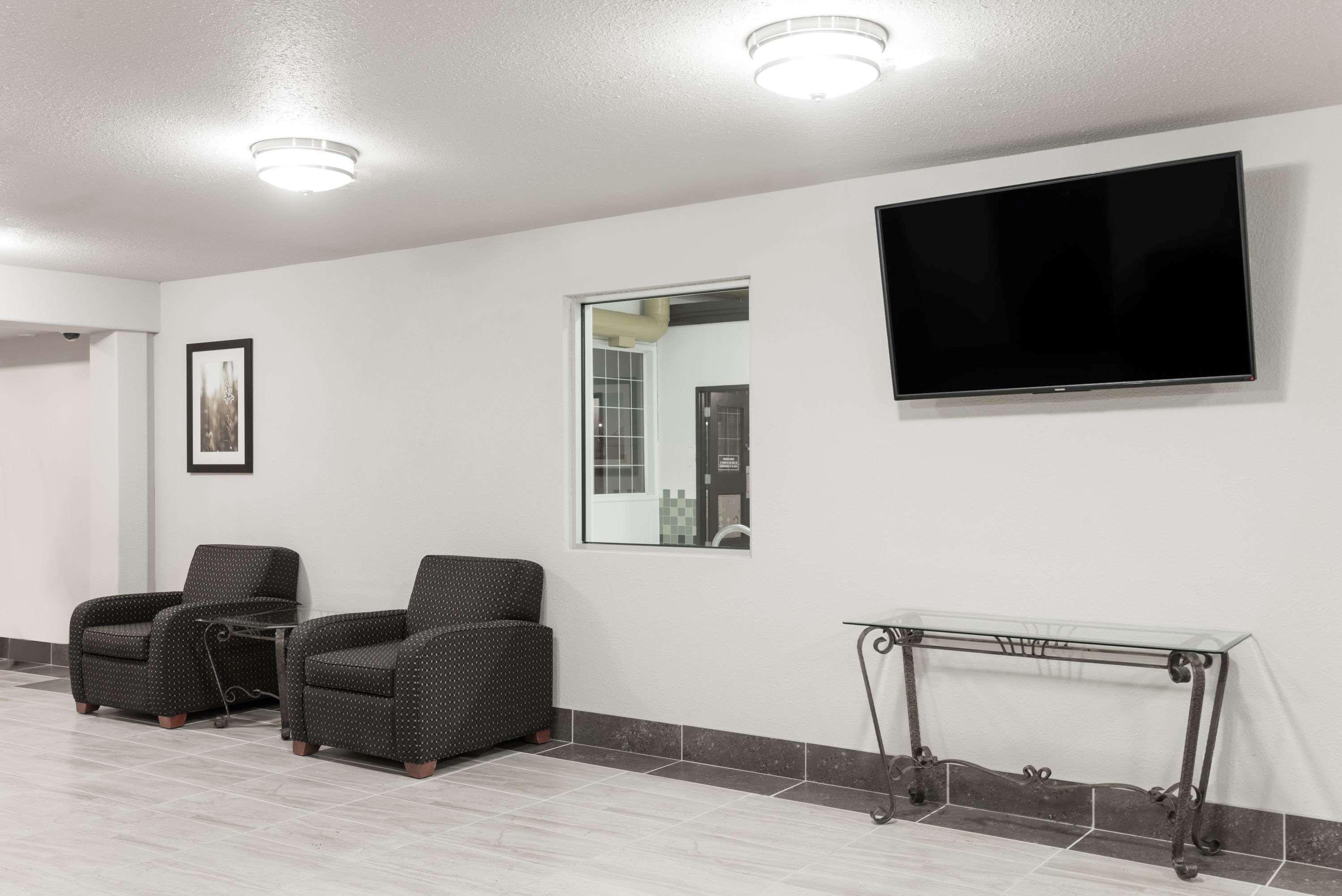 Super 8 By Wyndham Grande Prairie Hotel Exterior photo