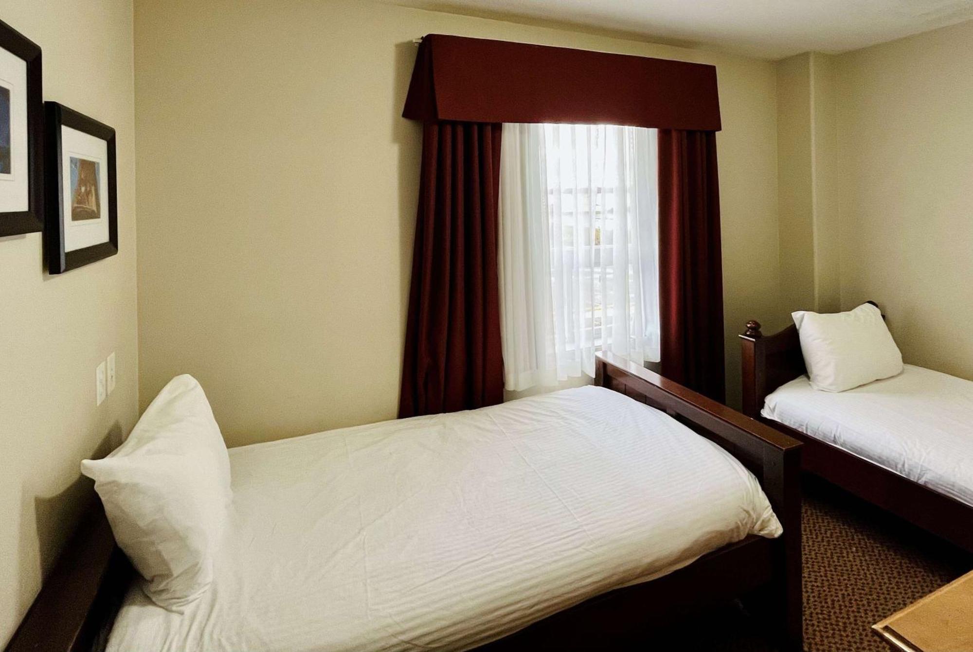 Super 8 By Wyndham Grande Prairie Hotel Exterior photo