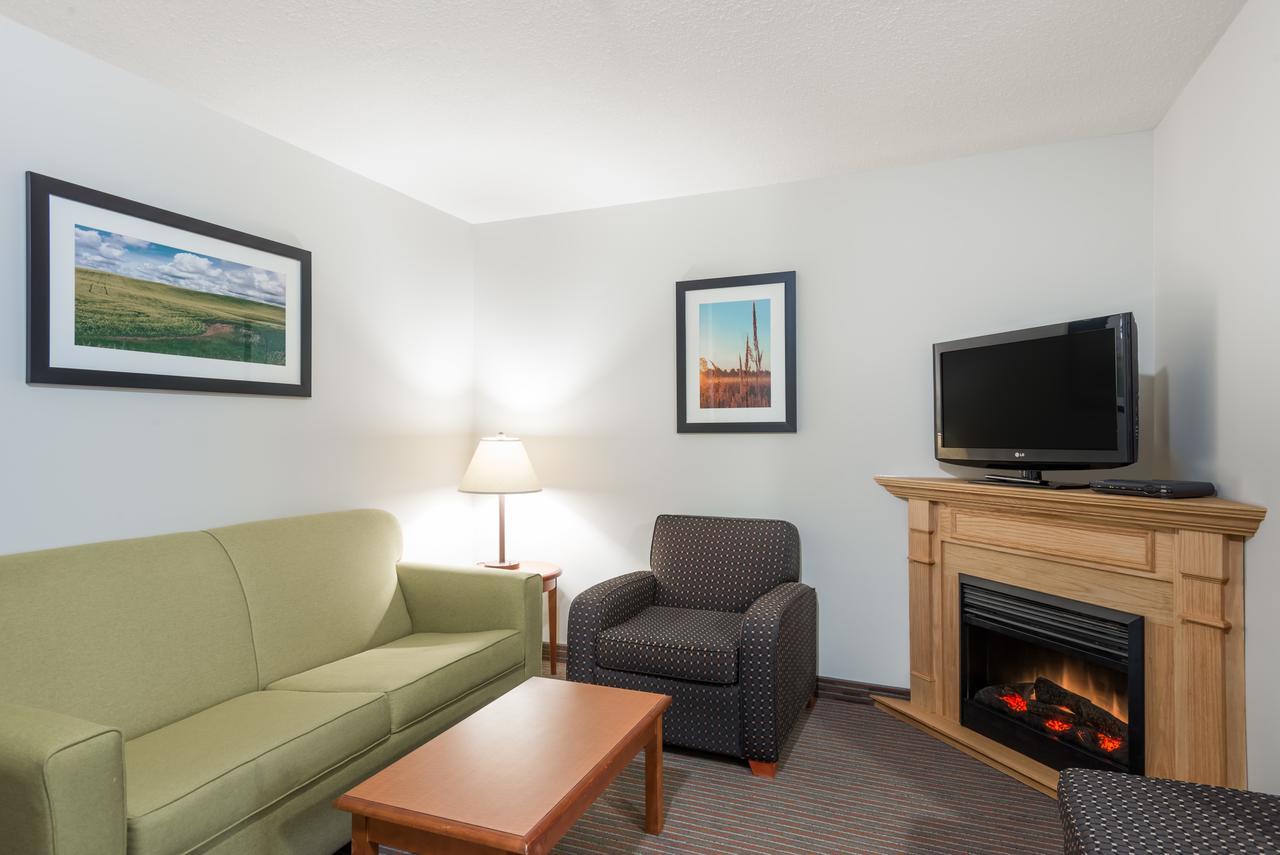 Super 8 By Wyndham Grande Prairie Hotel Exterior photo