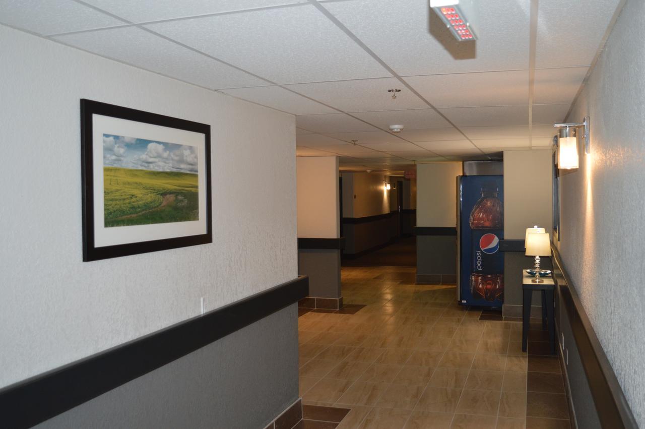 Super 8 By Wyndham Grande Prairie Hotel Exterior photo