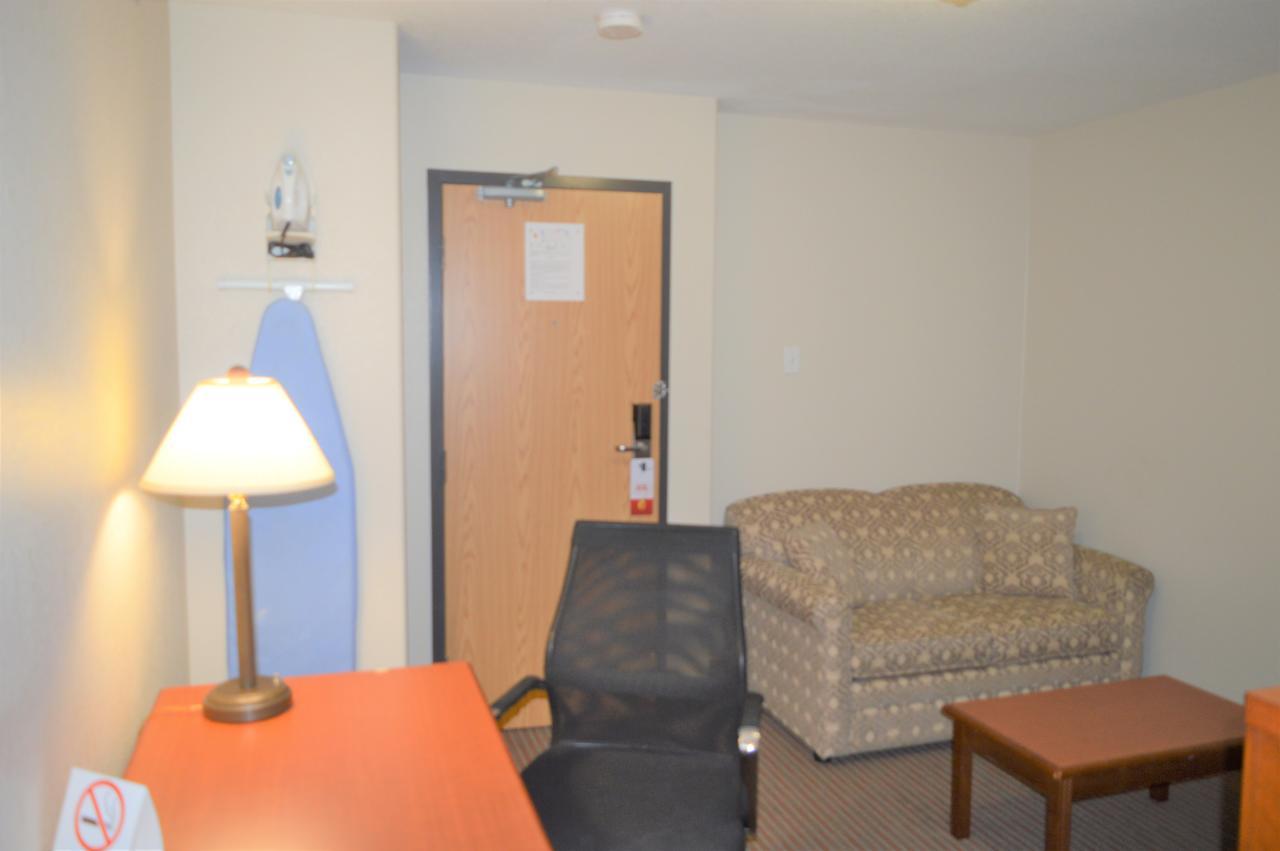 Super 8 By Wyndham Grande Prairie Hotel Exterior photo